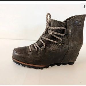 Sorel sandy wedge in nori green.  Size 6